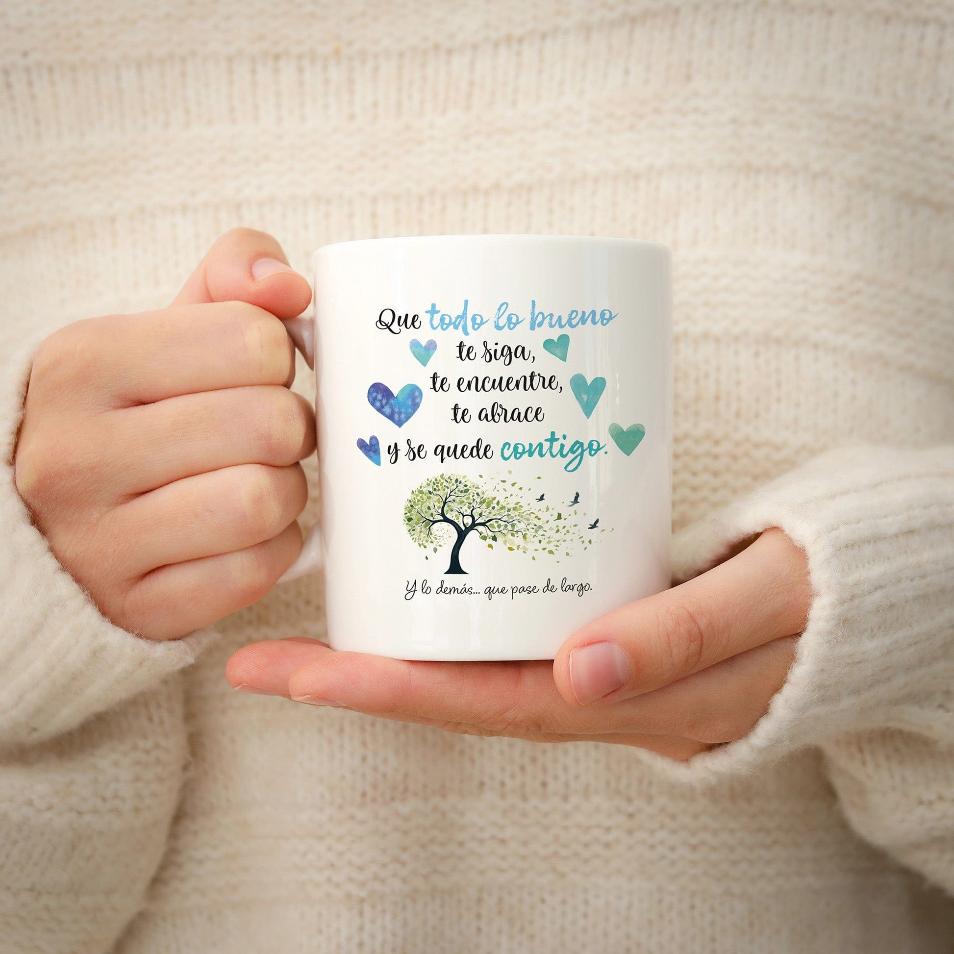Taza Que todo lo bueno te siga, te encuentre, te abrace y se quede contigo (Tonos fríos)