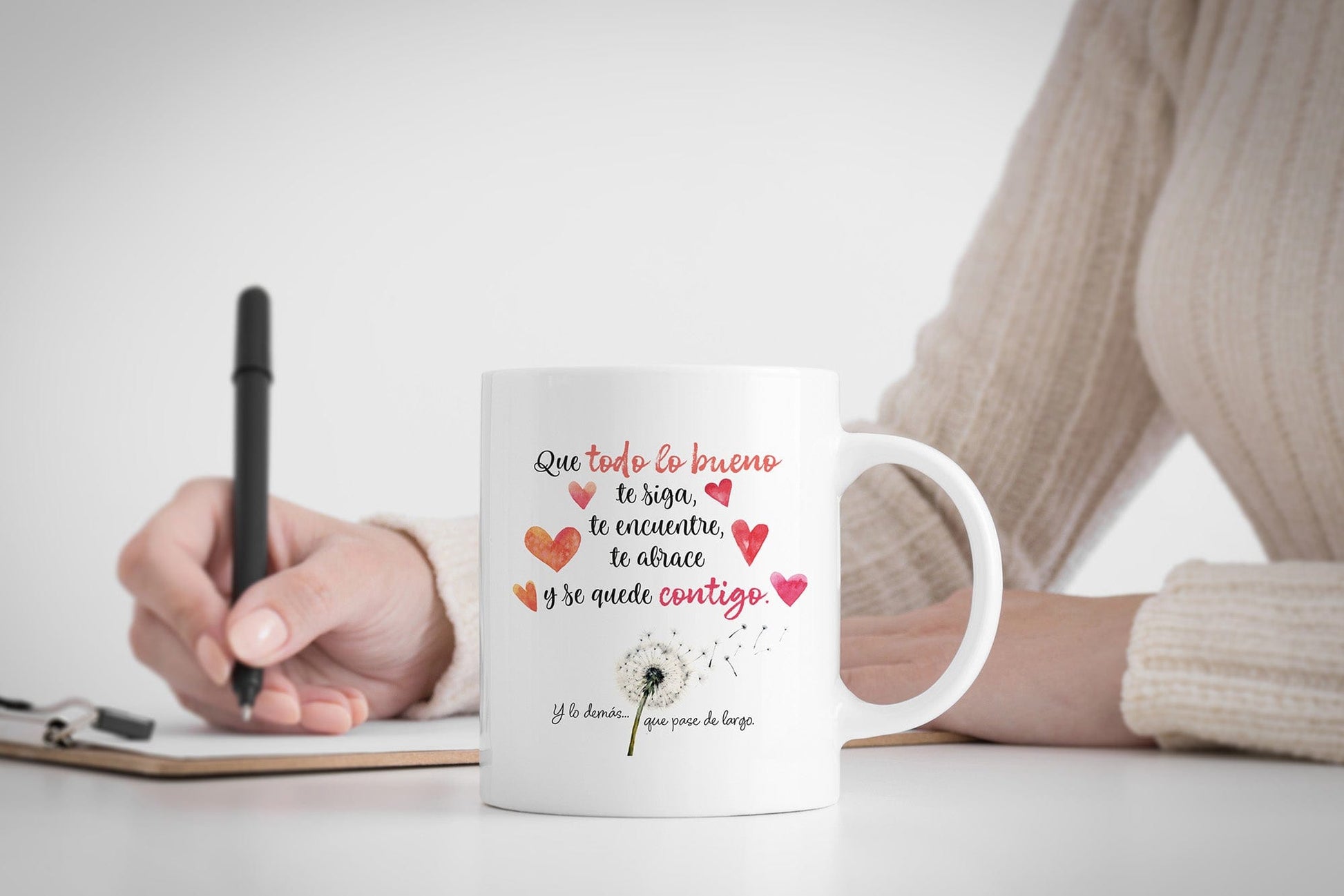 Taza Que todo lo bueno te siga, te encuentre, te abrace y se quede contigo (tonos cálidos)