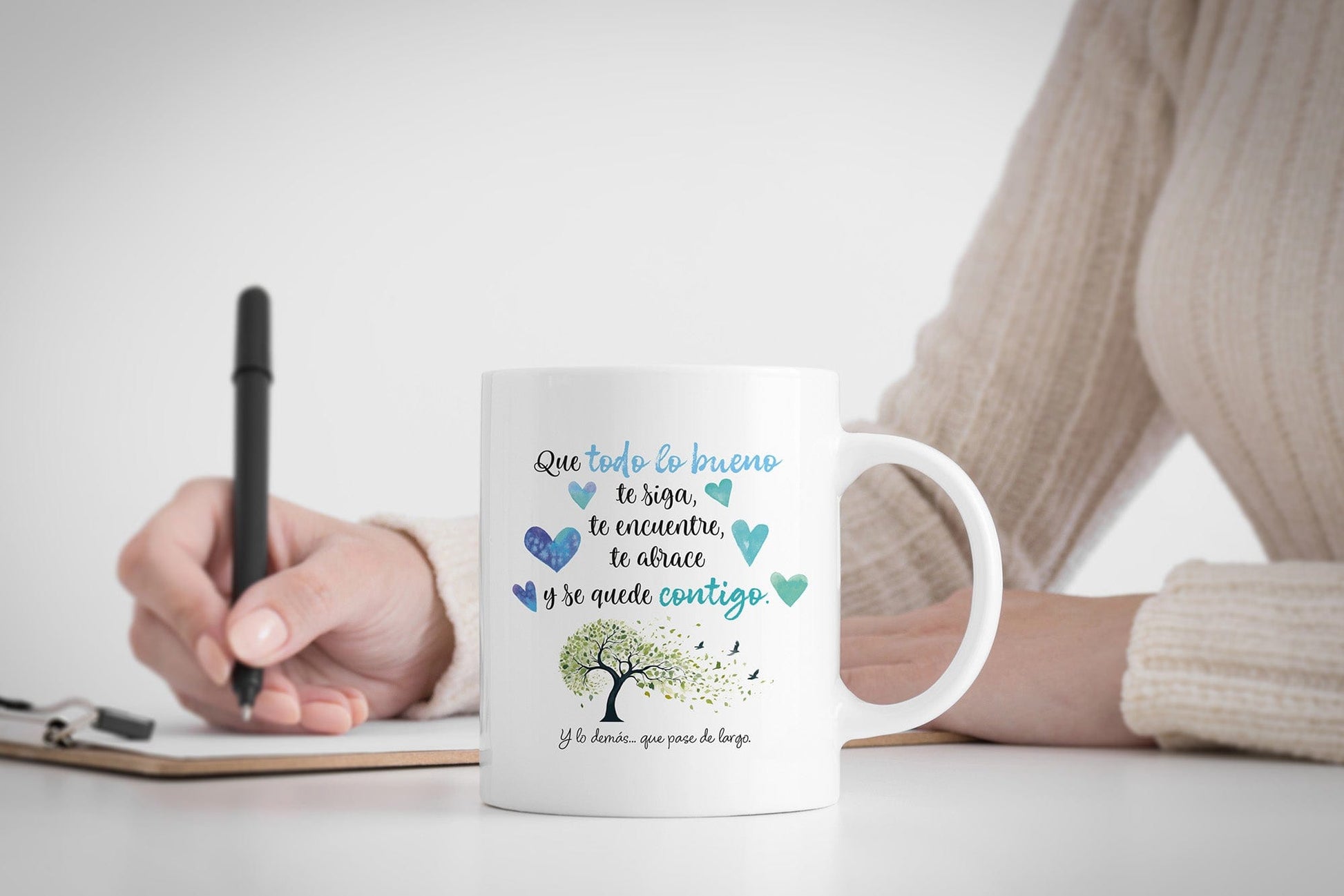 Taza Que todo lo bueno te siga, te encuentre, te abrace y se quede contigo (Tonos fríos)