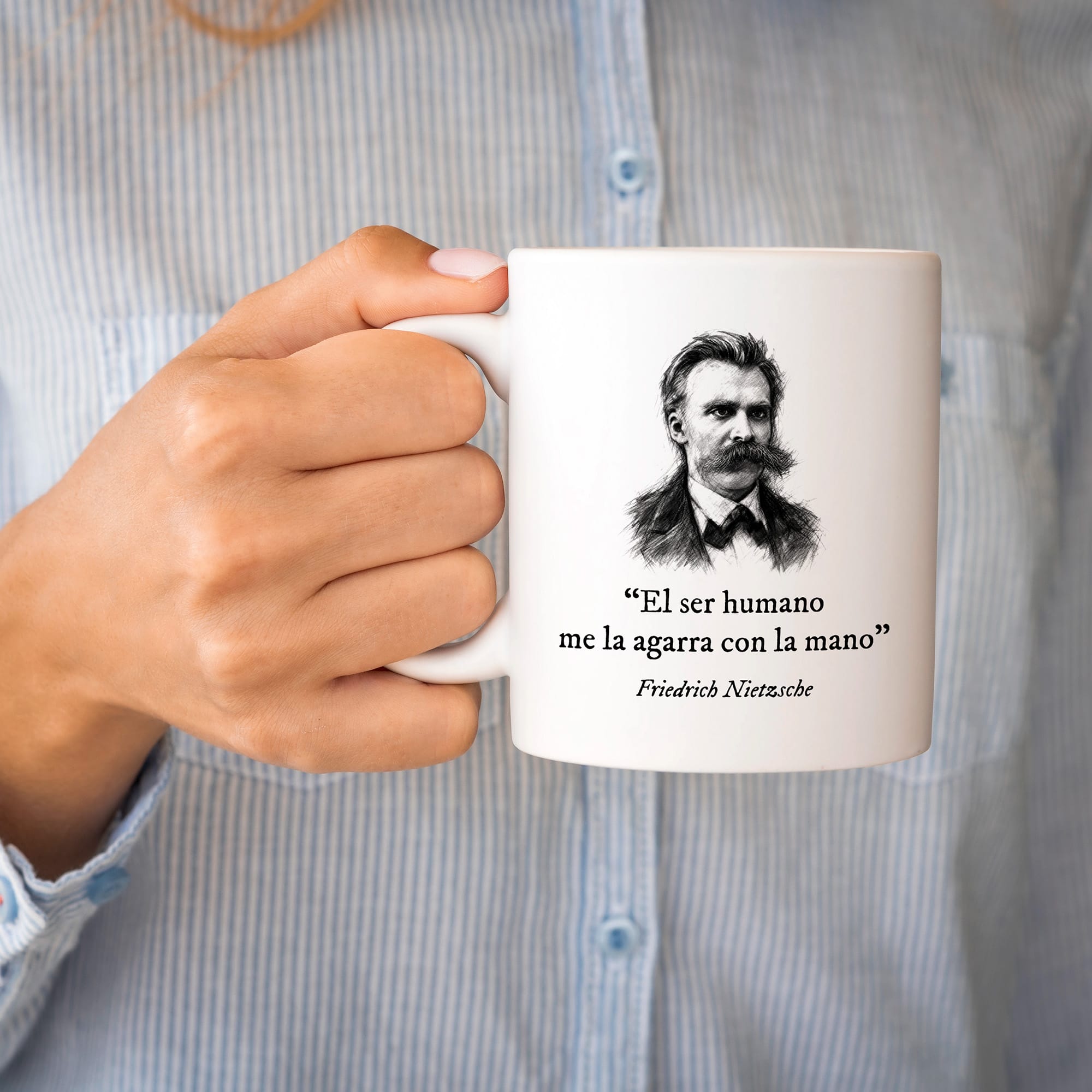 Taza El ser humano me la agarra con la mano. Nietzsche