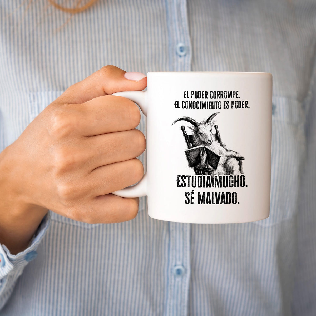 Taza El poder corrompe. El conocimiento es poder. Estudia mucho. Sé malvado.
