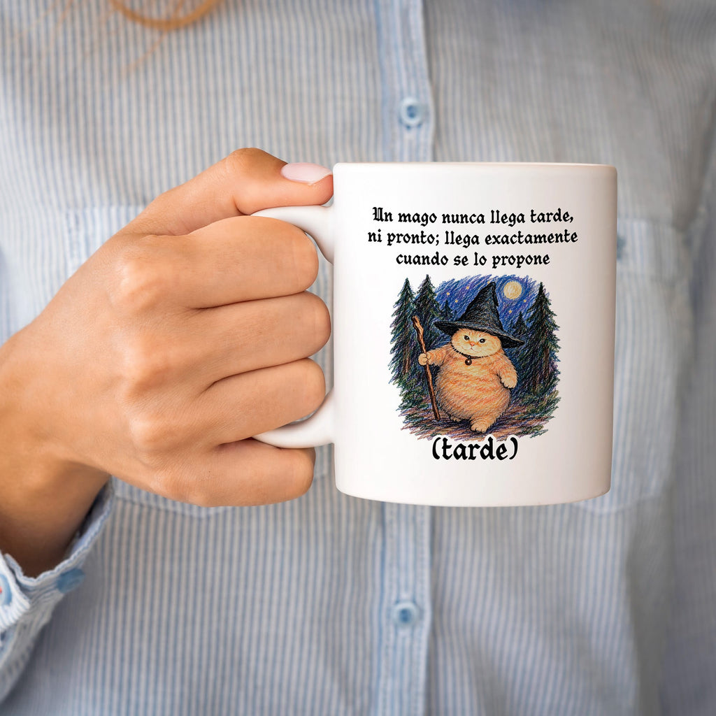 Taza Un mago nunca llega tarde ni pronto; llega exactamente cuando se lo propone (tarde)