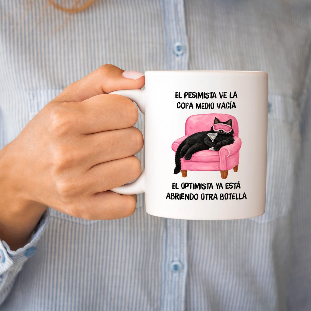 Taza El pesimista ve la copa medio vacía. El optimista ya está abriendo otra botella