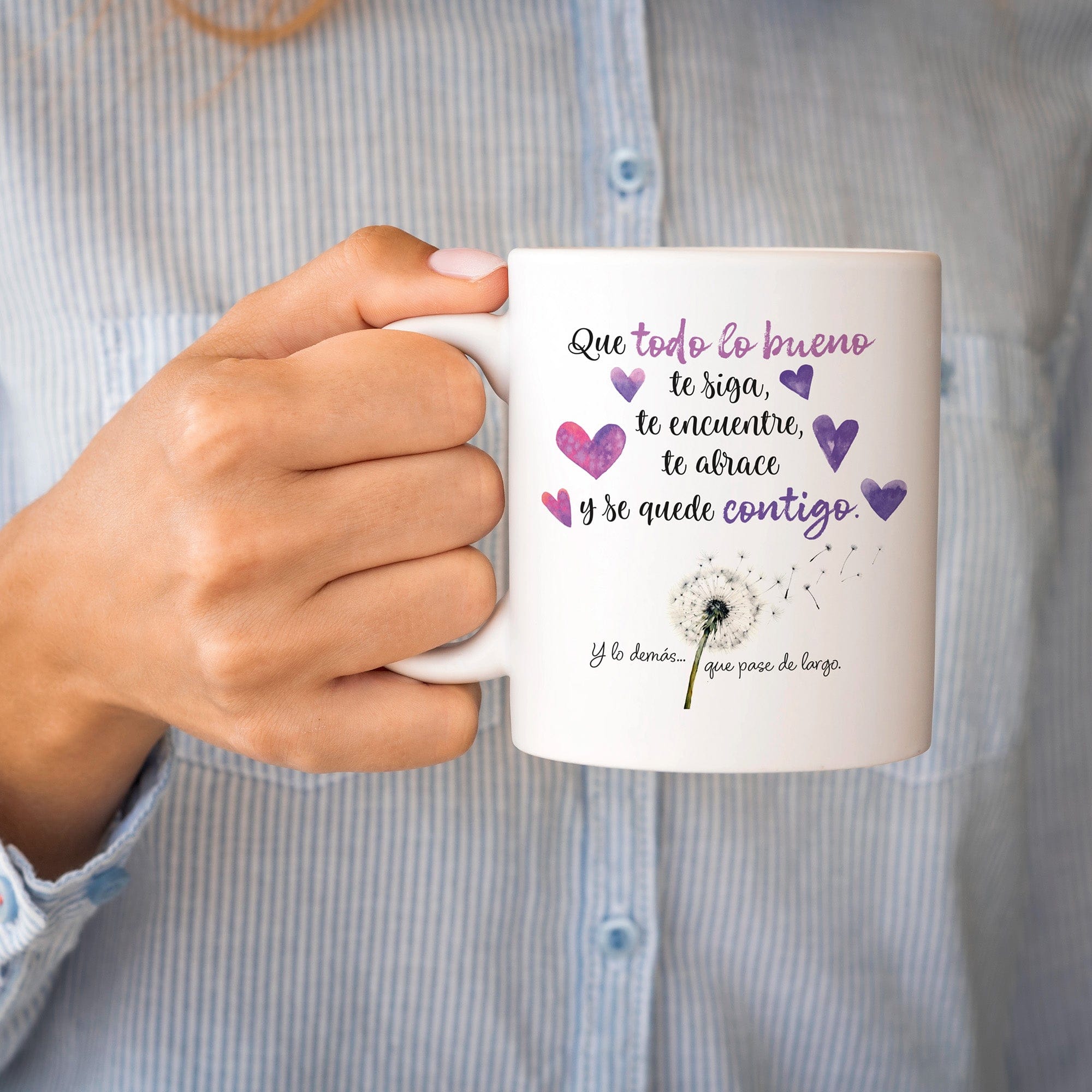 Taza Que todo lo bueno te siga, te encuentre, te abrace y se quede contigo (Tonos morados)
