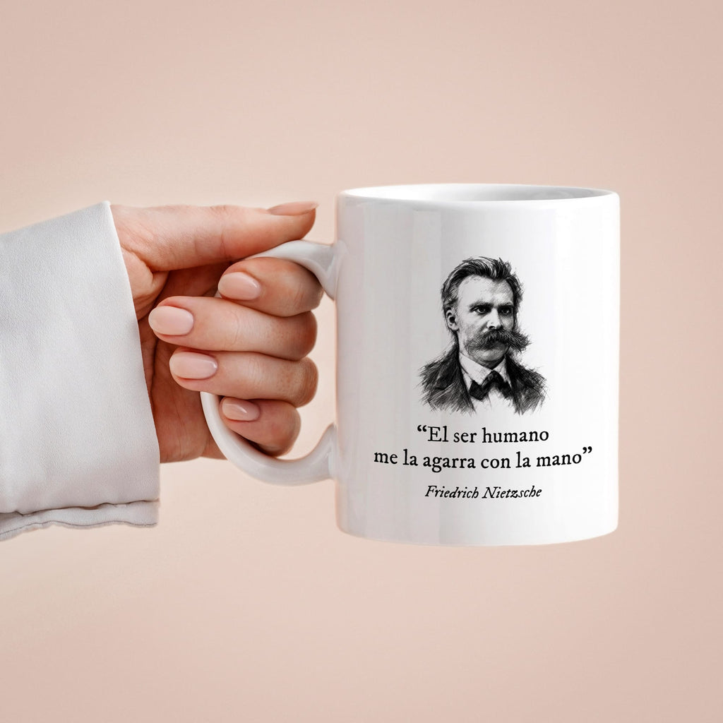 Taza El ser humano me la agarra con la mano. Nietzsche