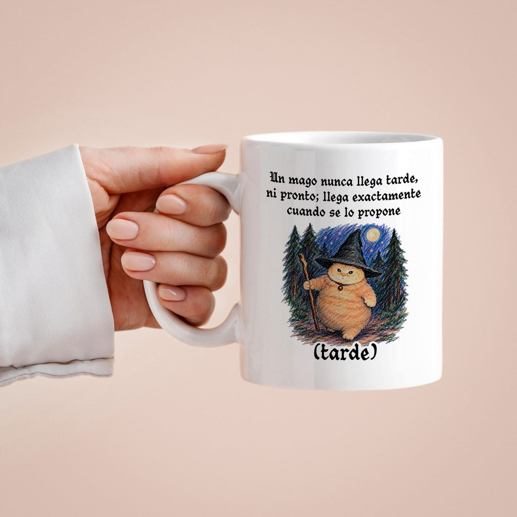 Taza Un mago nunca llega tarde ni pronto; llega exactamente cuando se lo propone (tarde)