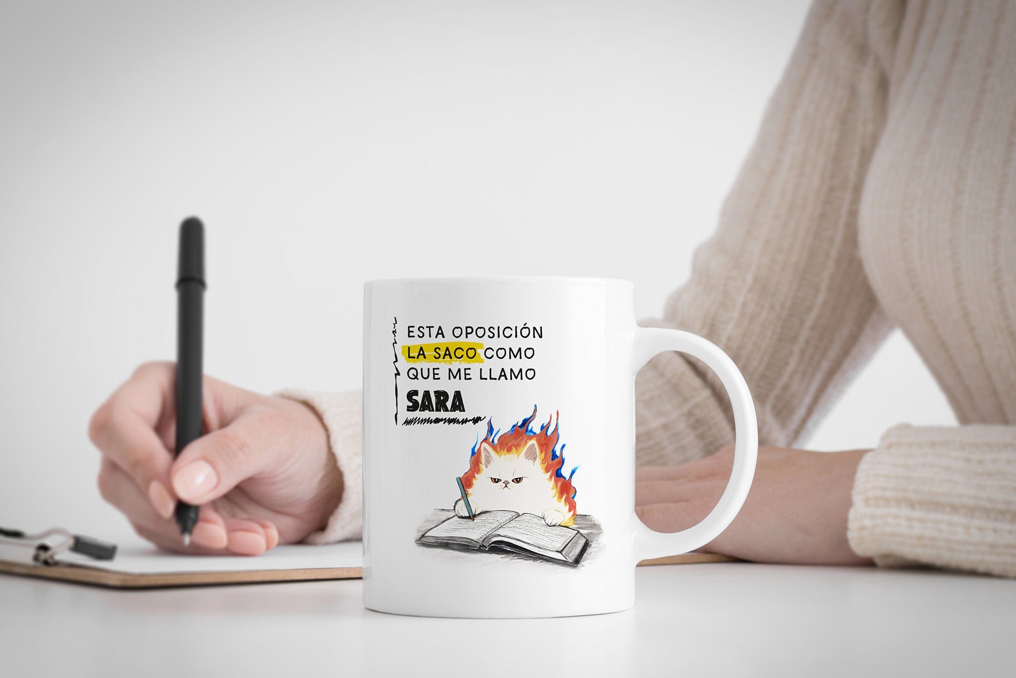 Taza Esta oposición la saco como que me llamo (personalizada)