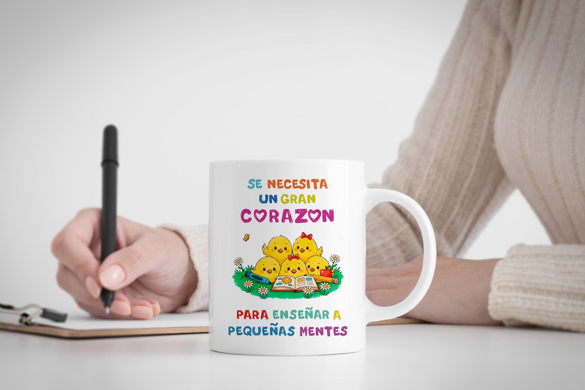 Taza Se necesita un gran corazón para enseñar a pequeñas mentes