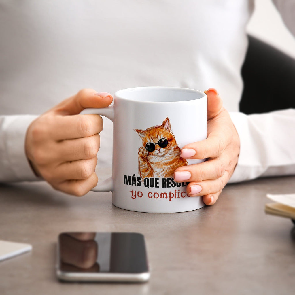 Taza Más que resolver, yo complico
