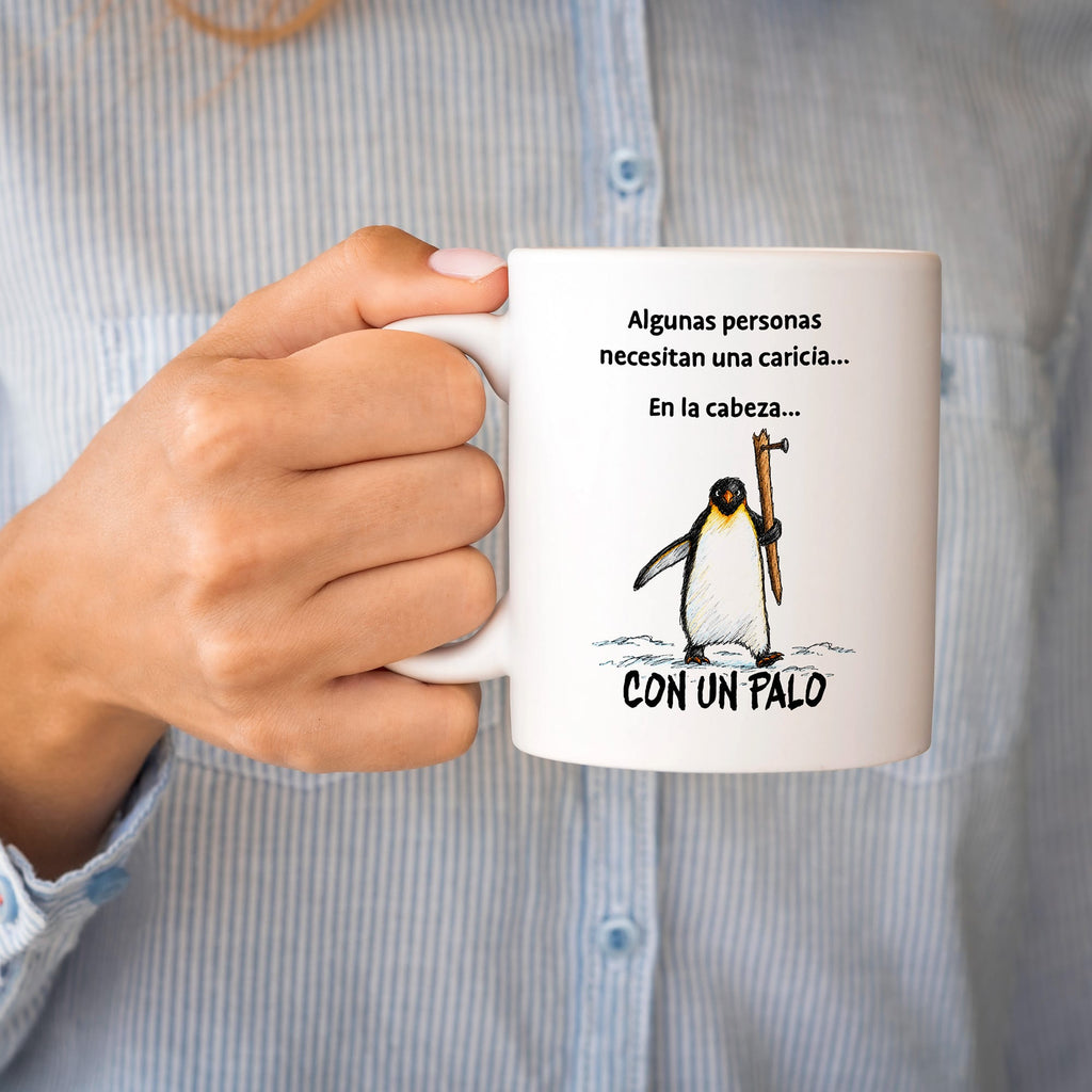 Taza Algunas personas necesitan una caricia en la cabeza con un palo