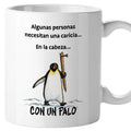 Taza Algunas personas necesitan una caricia en la cabeza con un palo