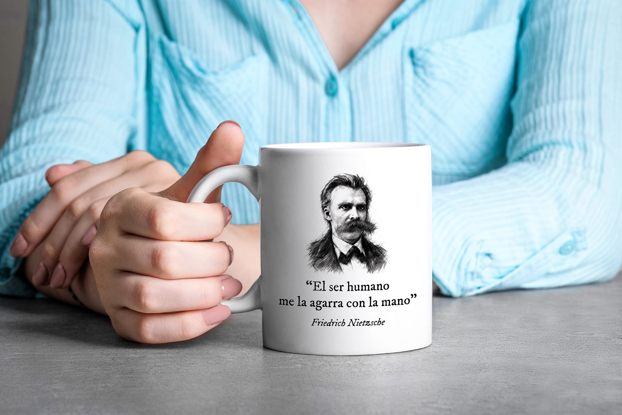 Taza El ser humano me la agarra con la mano. Nietzsche