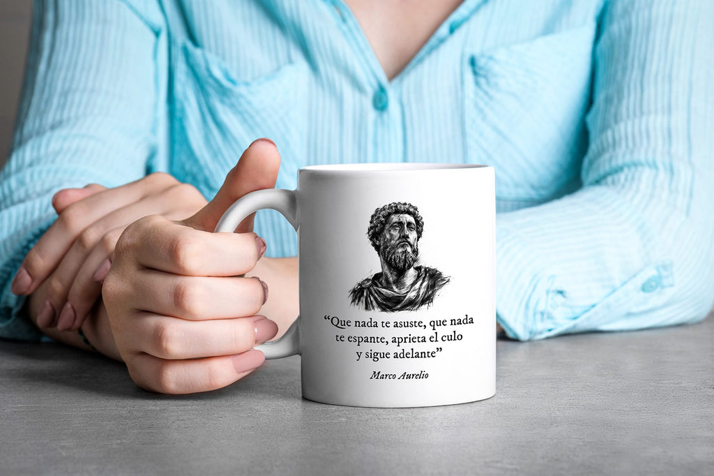 Taza Que nada te asuste, que nada te espanta, aprieta el culo y sigue adelante. Marco Aurelio