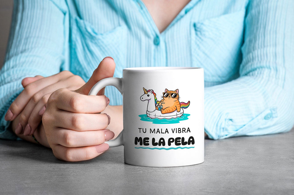 Taza Tu mala vibra me la pela