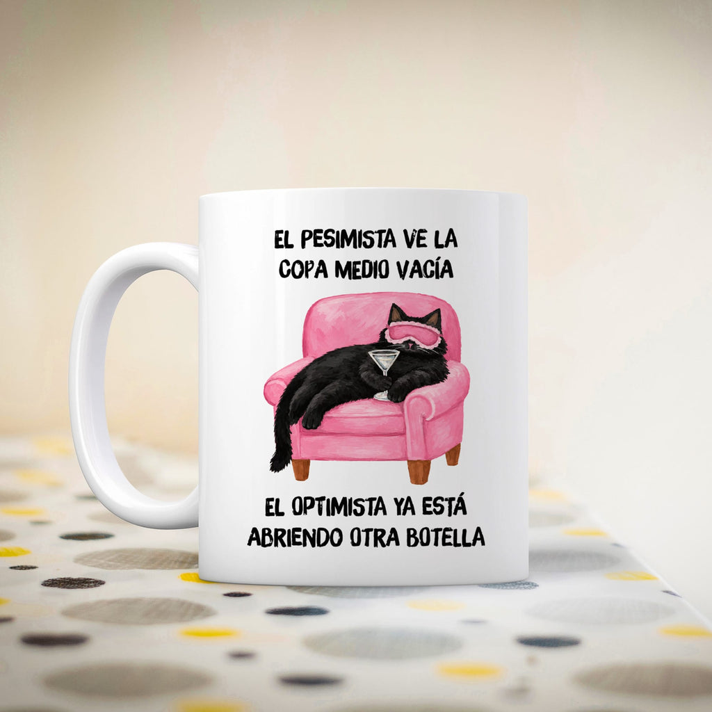 Taza El pesimista ve la copa medio vacía. El optimista ya está abriendo otra botella