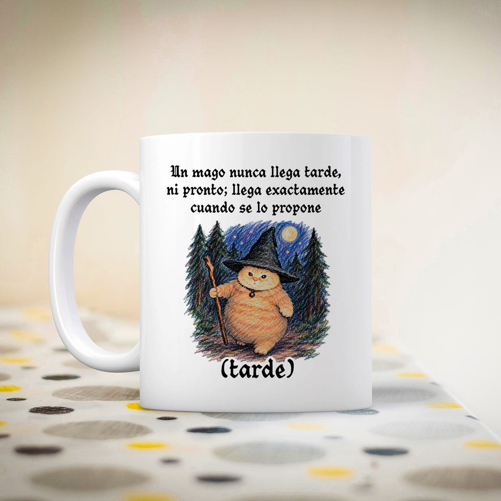 Taza Un mago nunca llega tarde ni pronto; llega exactamente cuando se lo propone (tarde)
