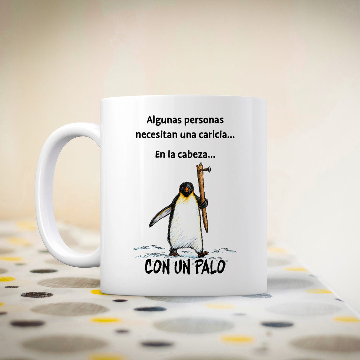Taza Algunas personas necesitan una caricia en la cabeza con un palo